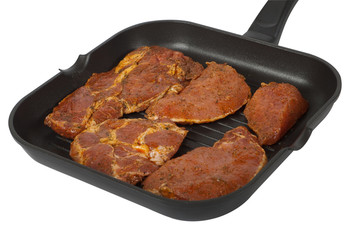 Pfanne mit Fleisch zum Grillen