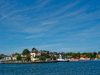 Fototapeta na wymiar Jezioro i morzem w Vaxholm (Szwecja)