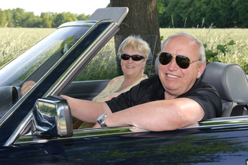 Rentnerpaar im Cabriolet