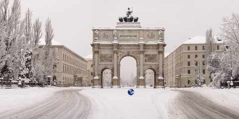 Munich with snow - Siegestor München im Schneechaos
