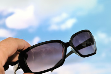 Fototapeta na wymiar Sonnenbrille schütz vor Sonnenlicht