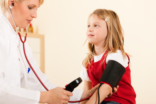 Ärztin mißt Blutdruck bei Kind