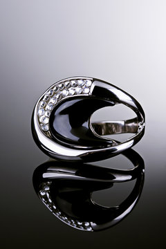 Anel de prata com diamantes.