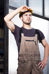 Lavoratore con casco