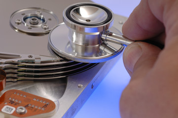 Festplatte Diagnose einer Harddisk mit Stethoskop