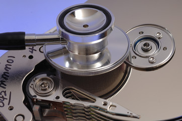 Festplatte Diagnose einer Harddisk mit Stethoskop