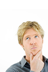 junger Mann in Gedanken