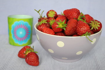 Erdbeeren in Schale dekoriert