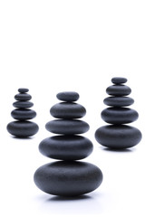 Schwarze Zen Steine in Balance