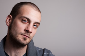 Obraz premium ragazzo con sguardo di sfida