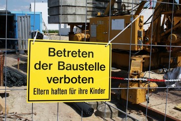Verbotsschild an Baustelle