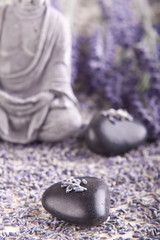 Fototapeta na wymiar Buddha, Lavendel und Massage Steine