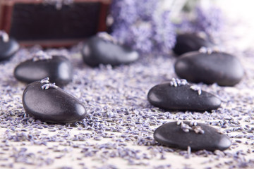 Fototapeta na wymiar Lavendel mit Massage Steinen