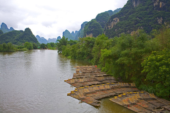 chine; yangshuo; rivi&egrave;re liliang :  radeaux pour la p&ecirc;che au cor
