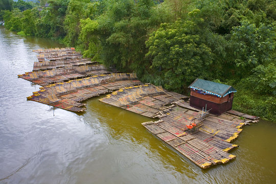 chine; yangshuo; rivi&egrave;re liliang :  radeaux pour la p&ecirc;che au cor