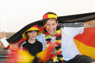 Papa mit Sohn applaudieren