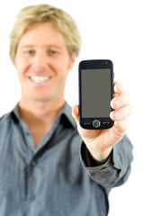 junger Mann zeigt Smartphone