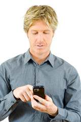 junger Mann schreibt mit Smartphone