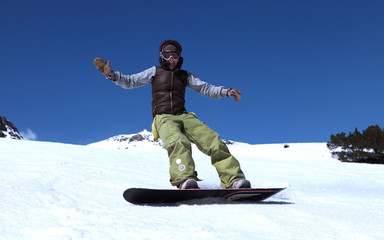 Fototapeta na wymiar young woman on a snowboard in a mountains