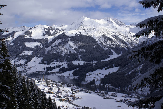 Verschneites Mittelberg im Kleinwalsertal im Winter