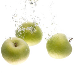 3 grüne Äpfel im Wasser