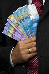 Manager mit Schweizer Franken Geldscheinen