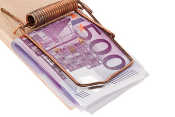 Euro Geldscheine in einer Mausefalle.