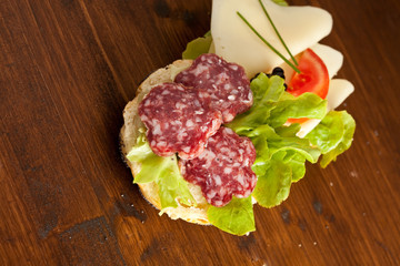 Panino al salame e formaggio