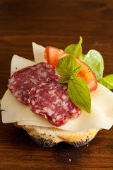 Panino al salame e formaggio