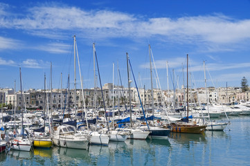 Fototapeta na wymiar Jachty zacumowane w porcie turystycznym Trani. Apulia.