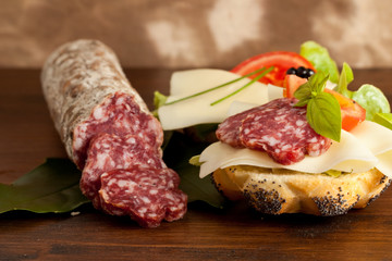 Panino al salame e formaggio