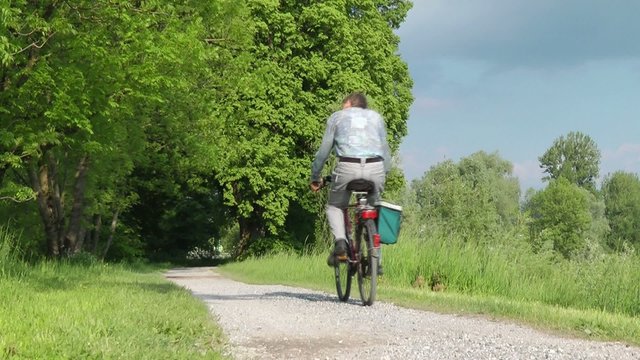 Cycling in Nature - Video - Radfahrer in der Natur