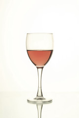Copa de vino rosado con chorro de vino