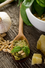 pesto over spoon -cucchiaio con pesto