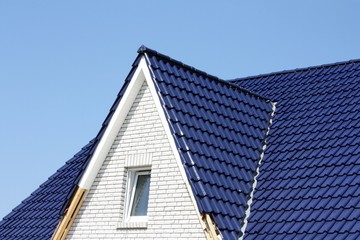 Blauer Dachgiebel
