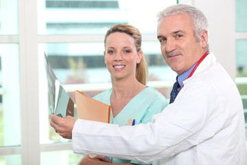 Médecin et infirmière regardant radiographie