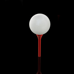 Golfball auf Tee