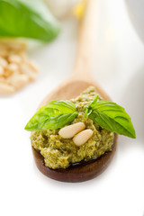 pesto over spoon -cucchiaio con pesto