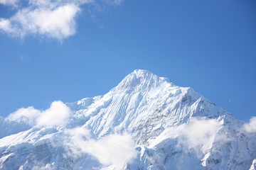 Fototapeta na wymiar Nilgiri góry i błękitne niebo
