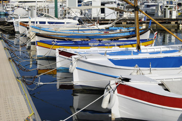 Fototapeta na wymiar Łodzie rybackie w Cannes. Cote d'Azur. Francja