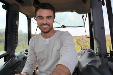 Portrait d'un jeune agriculteur