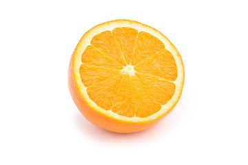 Halbierte Orange isoliert mit Schatten