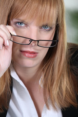 Portrait d'une jeune femme d'affaires
