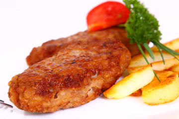 gebratene frikadellen mit bratkartoffeln