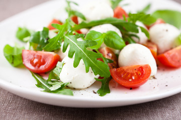 Mozzarella salad with tomatoes and arugula