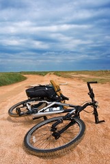 Obraz premium bicycle on a sandy road
