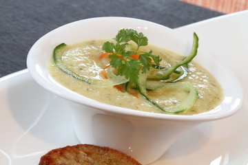 Suppe von Essiggurken mit Gemüsefäden
