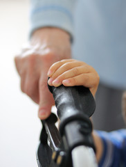 junge hände helfen alten händen am rollator