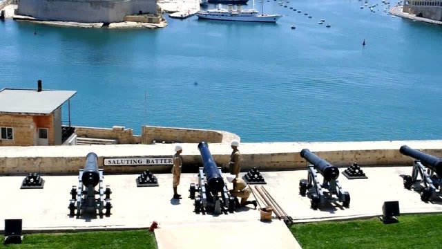 Malta, La valletta, il saluto con lo sparo del cannone