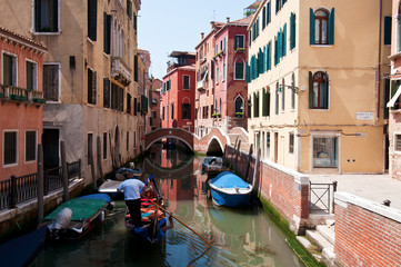 Fototapeta na wymiar Jednym z wielu kanałów w Wenecji, Włochy